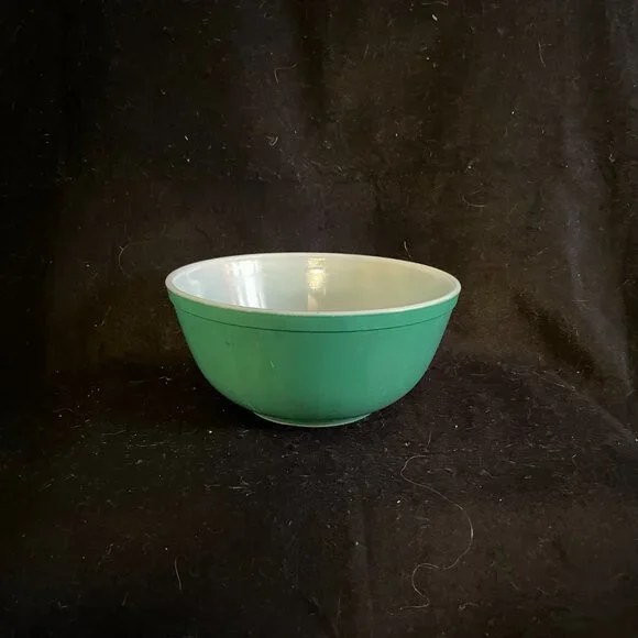 Vintage Pyrex ‘Primary Green’ Nesting Mixing Bowl 8 ¾” - Picture 6 of 9